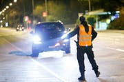 Eine Polizistin der Zuger Polizei bei der Arbeit. (Bild: Stefan Kaiser / ZZ)
