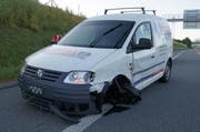 Der Lieferwagen bei der Ausfahrt in Rotkreuz. (Bild: Zuger Polizei)