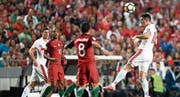 Granit Xhaka (rechts) und Fabian Schär (ganz links) im letzten Quali-Spiel gegen Portugal: Am Donnerstag in Belfast gegen Nordirland müssen sie parat sein. (Bild: Urs Lindt/Freshfocus (Lissabon, 10. Oktober 2017))