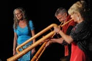Auch die Formation «Gätzig» mit Christine Lauerburg (links), Hans Kennel und Regina Steiner lockte viele Zuhörer an. (Bild: Urs Hanhart / Neue UZ)