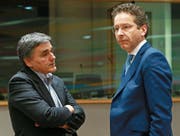 Griechenlands Finanzminister Euclid Tsakalotos (links) und Eurogruppen-Chef Jeroen Dijsselbloem gestern in Brüssel. (Bild: Olivier Hoslet/EPA)
