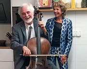 Cellist John DeVore mit Rosmarie Weibel an der Vernissage der Burki-Ausstellung in der Bromer Collection im bernischen Roggwil. (Bild: PD)