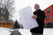 Jürg Dübendorfer, Präsident der Stiftung Pflegezentrum, auf dem Areal des geplanten Neubaus. (Bild Werner Schelbert/Neue ZZ=