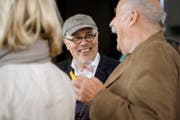Dominique Mentha am Nachmittag beim Apéro im Luzerner Theater im Gespräch mit Gästen. (Bild: Manuela Jans-Koch)