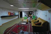 Die Backstage-Räume der Schweiz pendeln zwischen heimelig und Bunkercharme. Von links oben im Uhrzeigersinn: Café Mokka (Thun), Altes Bezirksgefängnis (Hinwil), Sportschützen (Würenlos) und Maiers Theater (Zürich). (Bilder: Beat Schlatter)