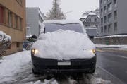 Das mit zuviel Schnee beladene Auto. (Bild: Zuger Polizei)