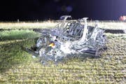 Das komplett ausgebrannte Auto. (Bild: Luzener Polizei (Ermensee, 28. Juni 2017))