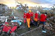 Mitarbeiter des Internationalen Roten Kreuzes bergen in Tacloban auf den Philippinen nach dem Sturm «Haiyan» ein Opfer aus den Trümmern. (Bild: EPA/Nic Bothma)