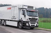 Der neue grosse Elektrolastwagen des Nidwaldner Umrüsters E-Force One wird ab Dezember vom Rothenburger Bäckereien-Zulieferer Pistor eingesetzt. Die zwei Batterien befinden sich zwischen der Hinter- und der Vorderachse unter dem Aufbau. (Bild: PD (Ruswil, 7. November 2017))