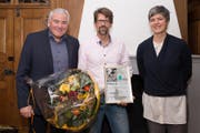 Ehrung für gute Jugendarbeit: Thomas Ruf (mitte) erhält die Urkunde von Gemeinderat Franco Faé und Kommissionspräsidentin Pia Engeler. (Bild: PD/Christina Müller)