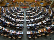 Die Mitglieder der eidgenössischen Räte sollen keine persönlichen Mitarbeiter erhalten. Das hat der Nationalrat entschieden. (Themenbild) (Bild: KEYSTONE/PETER KLAUNZER)