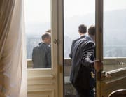 Parlamentarier und Lobbyisten diskutieren auf dem Balkon vor der Wandelhalle. (Bild: Peter Klaunzer/Keystone)