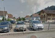 Vom Parkplatz zur Begegnungszone: Der Marktplatz in Entlebuch soll umgebaut werden. (Bild: Google Maps)