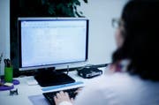 Eine Mitarbeiterin der Stadtzuger Einwohnerkontrolle bearbeitet Daten in einem Formular. (Bild: Stefan Kaiser / Neue ZZ)