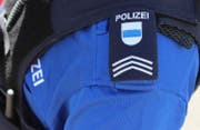 Die Zuger Polizei konnte bereits einige Zeugen zum Vorfall befragen. Gesucht wird nun der flüchtige Velofahrer. (Symbolbild: Zuger Polizei)