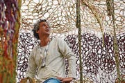Ernesto Neto knüpft im Bahnhof Zürich ein Netz. (Bild: PD / Niels Fabaek)