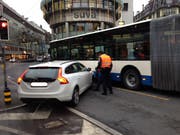 Die Polizisten nehmen den Unfall auf. (Bild: Stefanie Nopper / luzernerzeitung.ch)