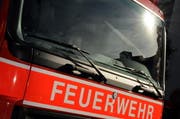 Die Feuerwehr wurde umgehend alarmiert und rückte rasch aus. (Symbolbild Adrian Venetz / Neue OZ)