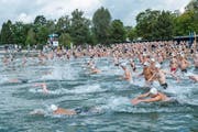 Um 11:44 stürzen sich die Teilnehmerinnen und Teilnehmer ins Wasser. (Bild: Christoph Arnet)