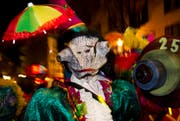 Szene einer bunten, witzigen, lauten, rüüdigen und - vergleichsweise - friedlichen Fasnacht. (Bild: Manuela Jans / Neue LZ)