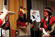 Mey-Mei als wilde Indianer: (v.l.) Gody Bucher, Klaus Meyer und Ehefrau Anna Meyer. (Bild Christof Borner-Keller/Neue ZZ)