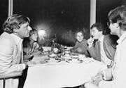 Sitzung des ersten Stiftungsrates 1978 im Hotel Belvédère, Hergiswil: links Emil Steinberger und Theaterleiterin Marianne von Allmen, rechts Elsbeth Feurer, Hanspeter Balmer und Armin Beeler, der später von Steinberger das Präsidium übernahm. Er hatte in den 60er-Jahren auch mitgeholfen, die Bühnenfigur Emil zu entwickeln. (Bild: Stadtarchiv Luzern)