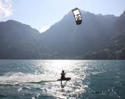 Ein Kitesurfer auf dem Urnersee. (Bild: Andreas Hofer/pd)