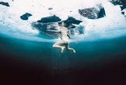 Nur für die ganz Harten: Eisschwimmen im «Darkest Pool» in Lappland. (Bild: Konsta Linkola, «Endlich Winter»)