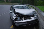 Das Unfall-Auto kam schliesslich entgegen der Fahrtrichtung zum Stillstand. (Bild: Luzerner Polizei)