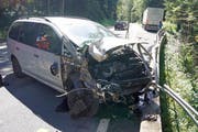 Der Autofahrer prallte ins Geländer. (Bild: Zuger Polizei)