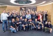 Gewinner des SVC-Unternehmerpreises 2016: Der Weggiser Kaffeemaschinenhersteller Thermoplan AG, repräsentiert durch glückliche Mitarbeiterinnen und Mitarbeiter. (Bild: PD)
