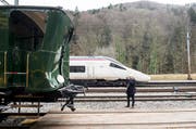 Blick auf den beschädigten Nostalgiezug in Sihlbrugg. (Bild: Ennio Leanza (22.02.2016, Sihlbrugg))