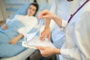Besprechung bei einer Visite in der Luzerner Frauenklinik. (Bild: Boris Bürgisser (Neue LZ) (Neue Luzerner Zeitung))