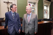 Der zurücktretende Verwaltungsgerichtspräsident Peter Bellwald (rechts) und sein Nachfolger Aldo Elsener. (Bild Werner Schelbert)