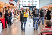 Auch zu sehen gab es sogenannte Exoskelette für Querschnittsgelähmte. (Bild: Philipp Schmidli / Neue LZ)