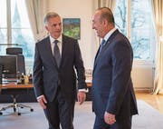 Didier Burkhalter (l.) begrüsst den türkischen Aussenminister Mevlüt Cavusoglu.Bild: Keystone (Bern, 23. März)