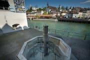 So sah der Zeughausbrunnen beim Historischen Museum aus, nachdem ein 36-jährige Mann auf den Brunnen geklettert war. Die Statue brach ab, der Kletterer starb an den Folgen des Sturzes. (Bild: Pius Amreih / Neue LZ)