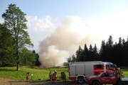 Die Feuerwehr muss dafür sorgen, dass das bewilligte Feuer nicht ausser Kontrolle gerät. (Bild: Kantonspolizei Schwyz)