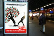 Erinnerungen an den Abstimmungskampf vor einem Jahr: Am Bahnhof Winterthur warnt ein Plakat vor den Folgen eines Ja für die Bilateralen. (Bild: Keystone / Steffen Schmidt (Archiv))