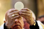 Eucharistiefeiern sollen weiterhin nur von geweihten Priestern durchgeführt werden, schreibt die Bischofskonferenz. (Bild: AP/Brennan Linsley)