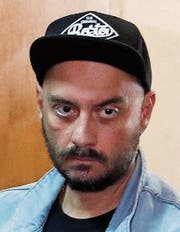 Kirill Serebrennikow gestern vor Gericht. (Bild: Sergej Ilnitsky/EPA)