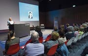 Karin Kuhn motiviert mit Fachvorträgen Betroffene, ohne Hemmungen mit dem Arzt über Blasenprobleme zu sprechen.