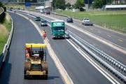 Am Sonntag und Montag wird auf der Baustelle der A2 eine neue Spurführung eingerichtet. (Bild: Corinne Glanzmann / Neue NZ)