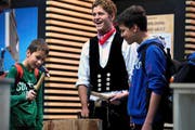 Am Stand des Holzbaus an der Zebi werden Nägel mit Köpfen gemacht – und auch eingeschlagen. (Bild Nadia Schärli)