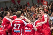 Die Handballer der Schweizer Nationalmannschaft feiern den Sieg im WM-Qualifikationsspiel gegen Estland. (Bild: Ennio Leanza/Keystone (Winterthur, 7. Januar 2018))