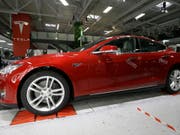 Ein Tesla Model S: die günstigere Variante soll rund 35'000 Dollar kosten. (Archiv) (Bild: Keystone/AP/JEFF CHIU)