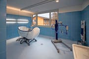 Blick in eine Nasszelle in einem der Wohngebäude, die im Januar bezogen werden. (Bild: Pius Amrein (LZ))