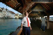 Feuerwehrkommandant Theo Honermann inspiziert die Giebel der Kapellbrücke, in denen nach dem Brand Brandschutzglas eingebaut wurde. (Bild: Nadia Schärli / Neue LZ)
