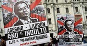Demonstranten protestieren gegen die Begnadigung des ehemaligen peruanischen Staatspräsidenten Alberto Fujimori. (Bild: Martin Mejia/AP (Lima, 25. Dezember 2017))