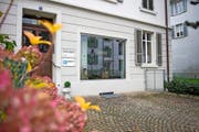 An der Pilatusstrasse in Zug werden keine Instrumente mehr repariert. Das Blashaus ist jetzt in Luzern. Bild: Maria Schmid (Zug, 24. November 2016)